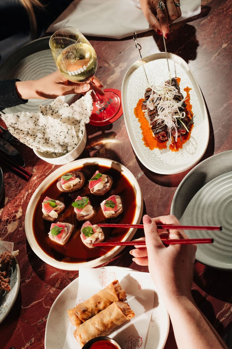 Sunday Bottomless Lunch Club | Happy Hour Drinks & Specials