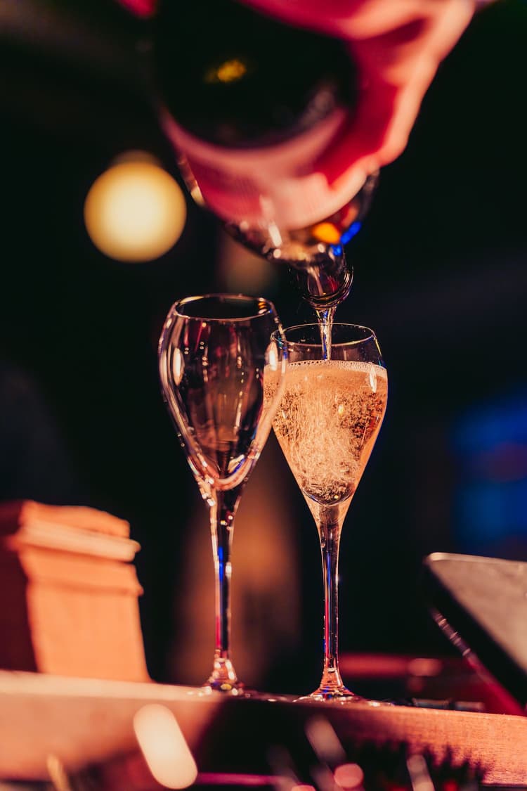 Bottomless Booze | Happy Hour Drinks & Specials