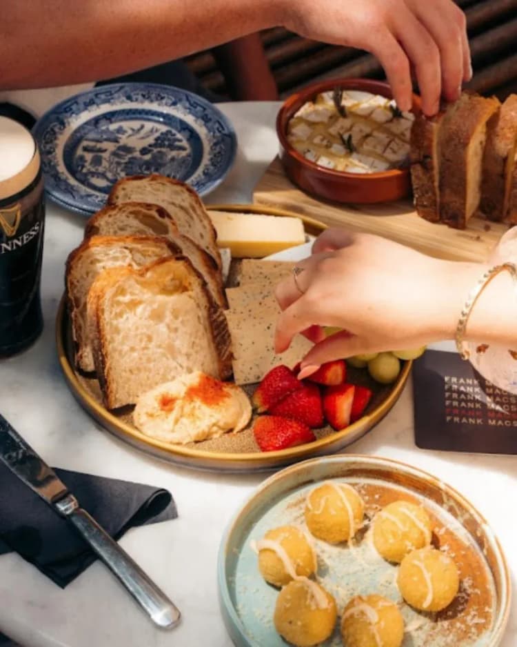 Bottomless Brunch | Happy Hour Drinks & Specials